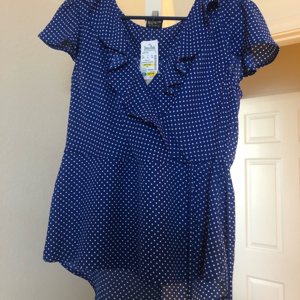 Polka dot shirt. With ruffles and side tie.